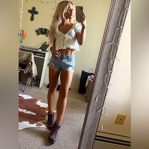 hi y’all! im a 24 yr old trying to sell as much as she can before moving!